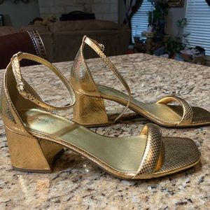 Brand new/new worn Women 10 Nine West mid size gold heel